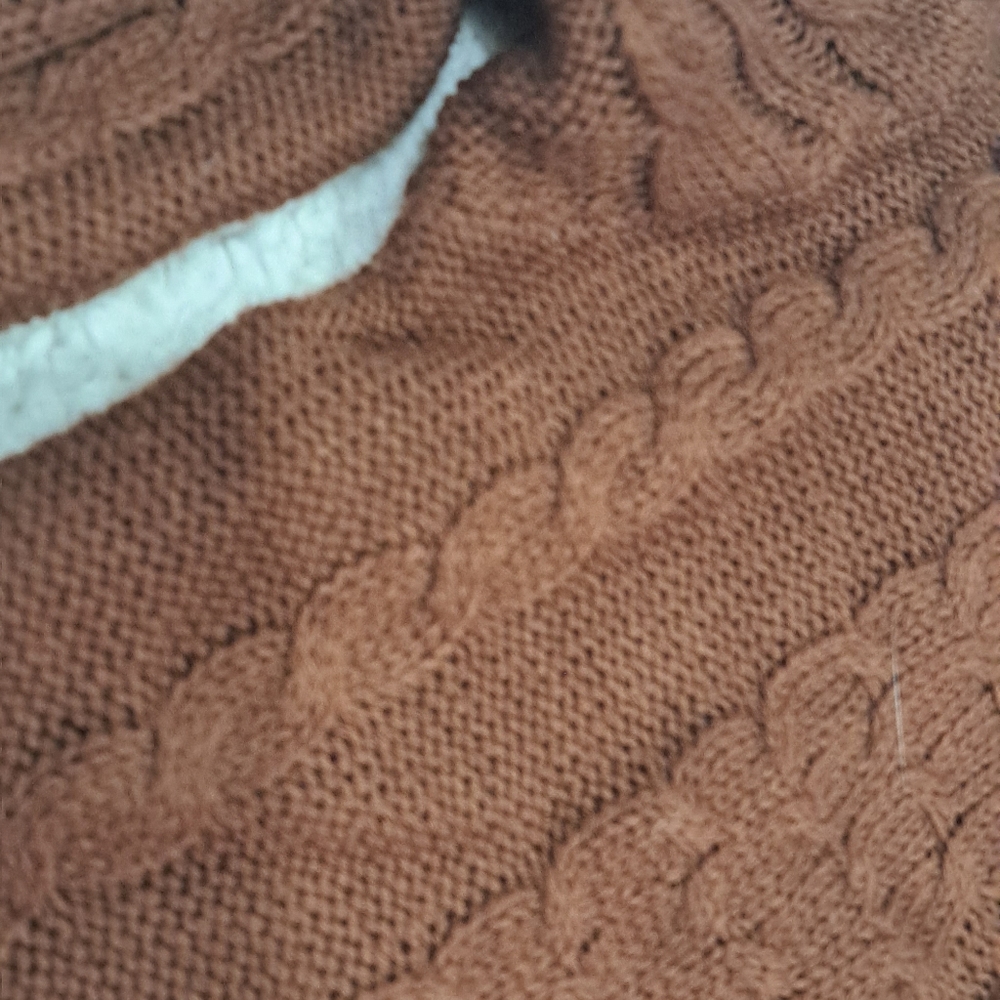 A sweater - Picture 6 of 10